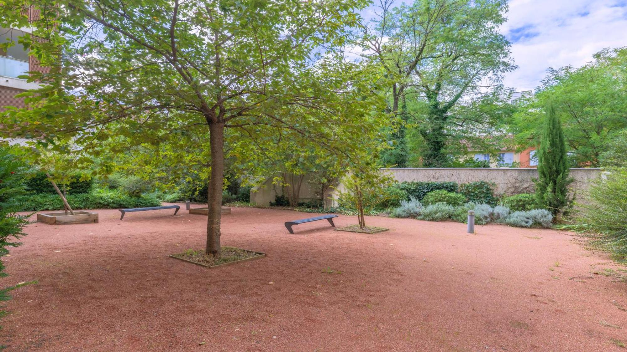 Cosy Avec Terrasse Et Parking Prive Gratuit, Ideal Pour Explorer Lyon *