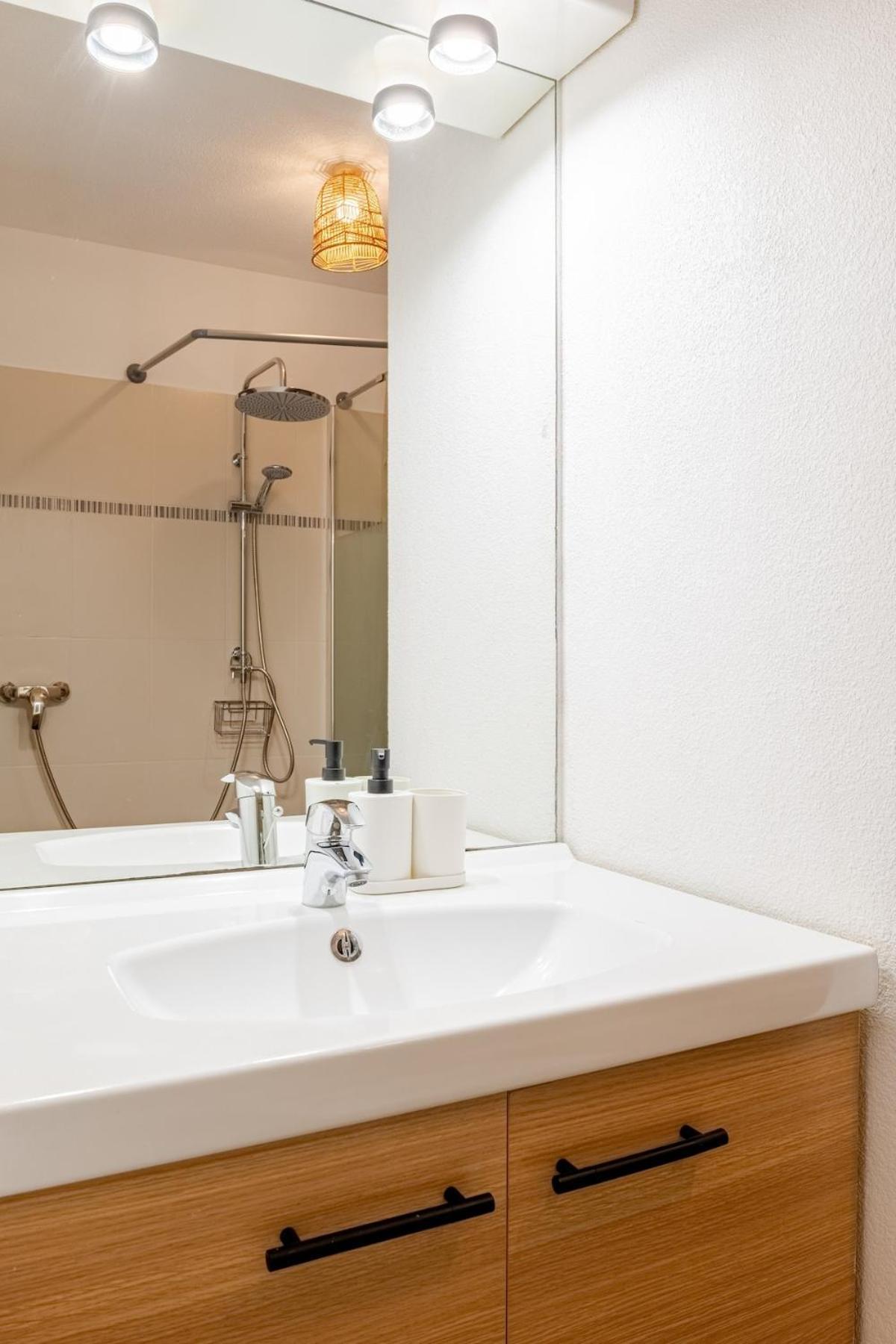 Cosy Avec Terrasse Et Parking Prive Gratuit, Ideal Pour Explorer Lyon Villeurbanne