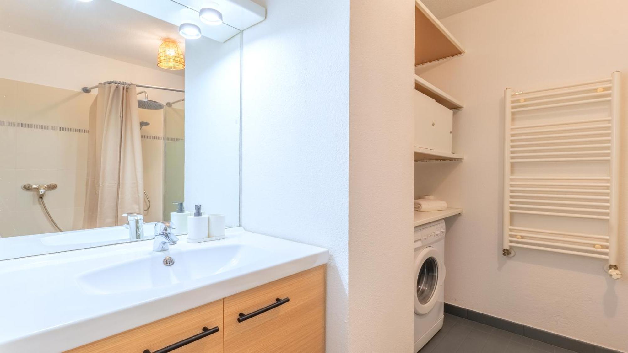 Cosy Avec Terrasse Et Parking Prive Gratuit, Ideal Pour Explorer Lyon